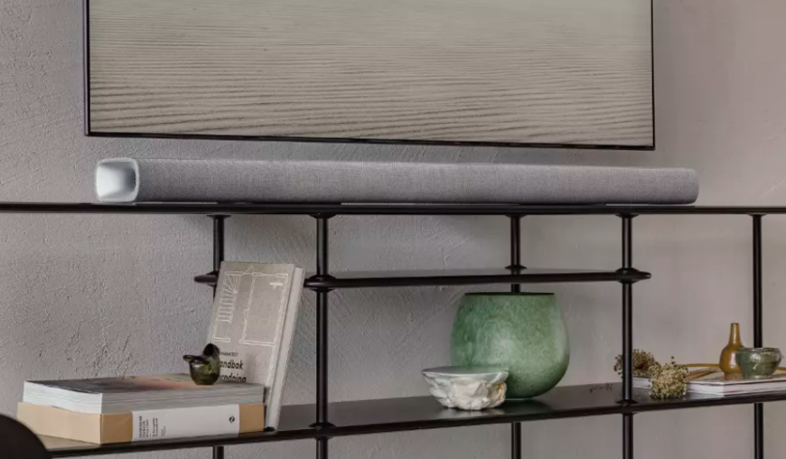 Soundbar na poličke v obývačke.