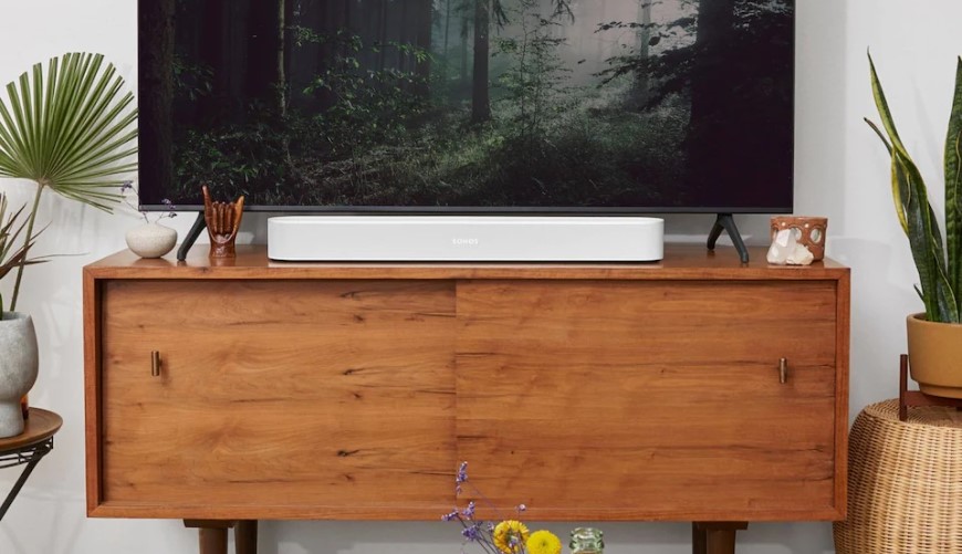 Soundbar v obývačke na poličke pod televízorom.