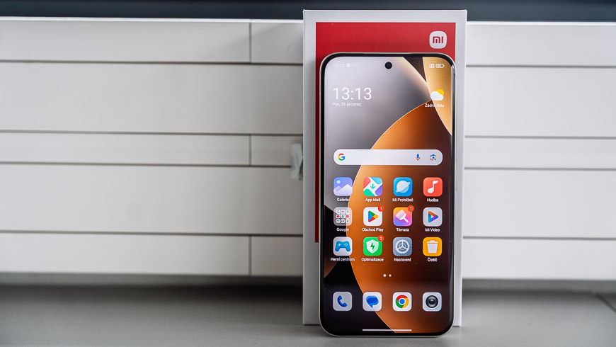 Recenzia: Xiaomi REDMI Note 15 Pro+ 5G – Štýlový mobil, ktorý len tak nevybijete Xiaomi Redmi Note 15 Pro+ 5G so zapnutým displejom opretý o originálne balenie