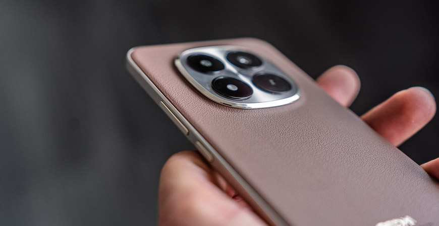 Recenzia: Xiaomi REDMI Note 15 Pro+ 5G – Štýlový mobil, ktorý len tak nevybijete Xiaomi Redmi Note 15 Pro+ 5G uchpený v ruke zadnou stranou nahor