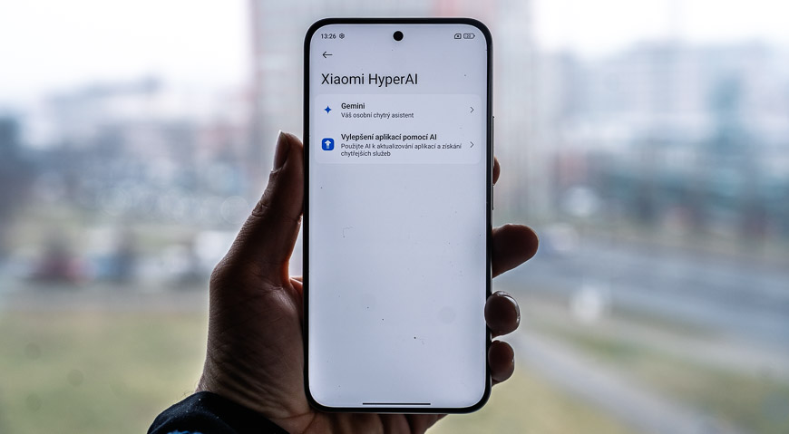 Recenzia: Xiaomi REDMI Note 15 Pro+ 5G – Štýlový mobil, ktorý len tak nevybijete Xiaomi Redmi Note 15 Pro+ so zapnutým displejom v ruke