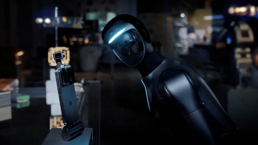 Prvý humanoidný robot od Honoru dorazí spolu s unikátnym smartfónom na MWC Barcelona Himanoidny robot sa pozera na Honor Robot Phone.