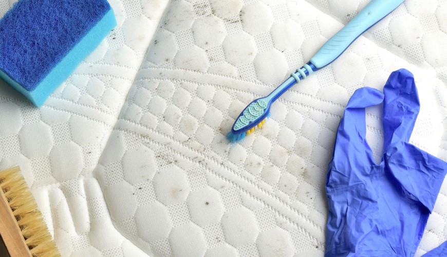  61 Ukážka spôsobu, ako odstrániť pleseň z matraca pomocou kief