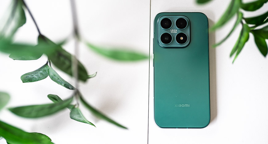 Xiaomi 17 zelenej farby položené na stole s viditeľnou súpravou fotoaparátov.