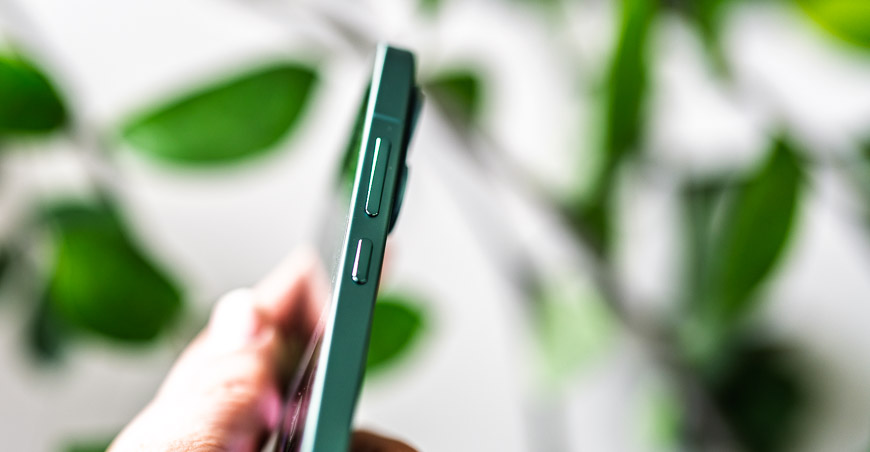 Smartfón Xiaomi 17 zelenej farby z bočnej strany s viditeľnými tlačidlami na ovládanie hlasitosti.