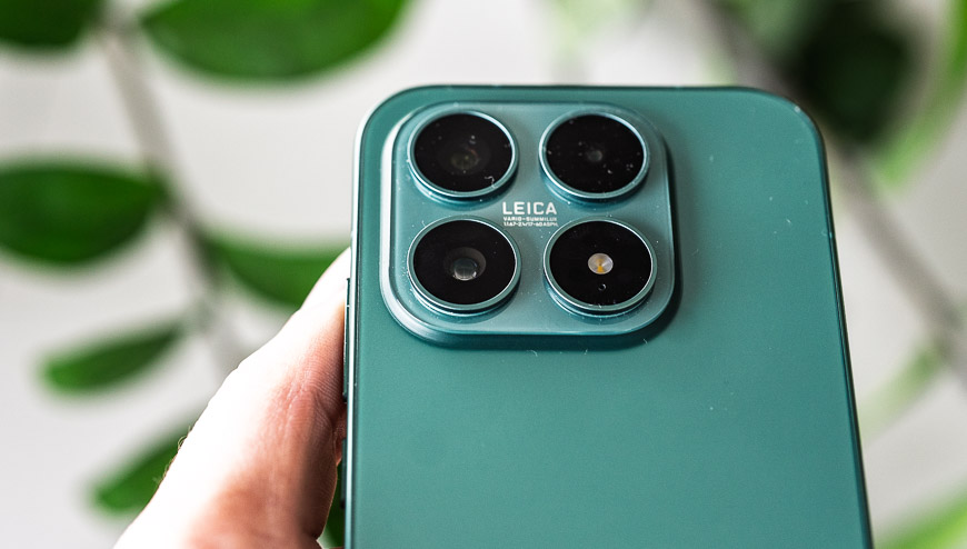 Smartfón Xiaomi 17 vedľa súpravy fotoaparátov Leica, zdôrazňujúci kvalitu fotografovania.