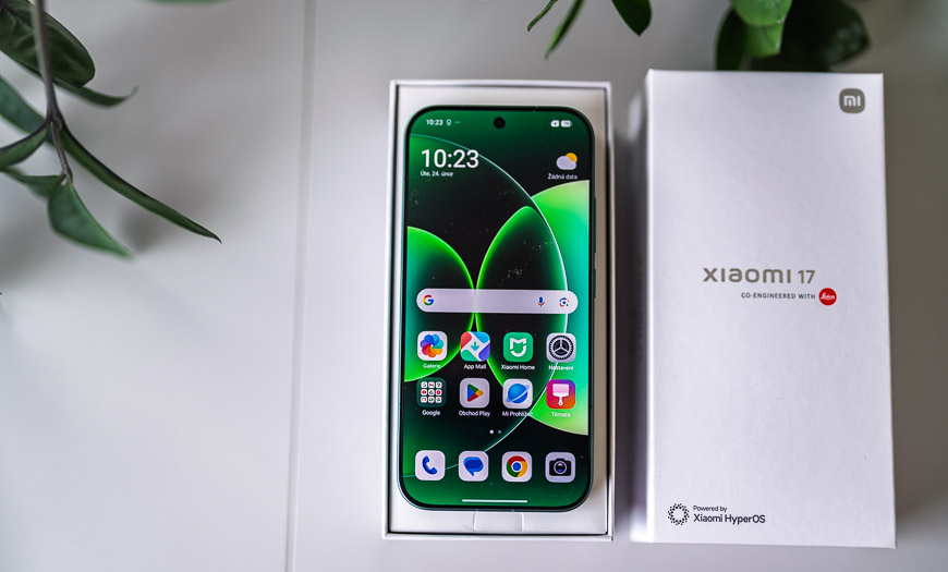 Smartfón Xiaomi 17 položený v otvorenom obale na stole.