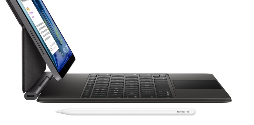 Pohľad zboku na otvorený iPad Air M4 v polohovateľnom puzdre a Apple Pencil Pro