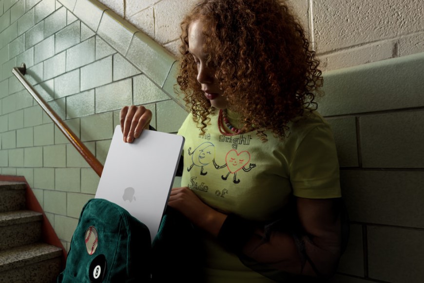 Apple s novinkami ďalej boduje – upgradoval Macy a odhalil nové duo monitorov Studio Display žena si dáva MacBook Air M5 do batohu