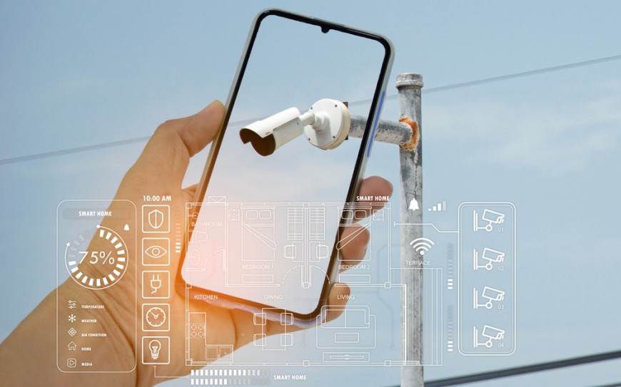 ukážka aplikácie pre IP kamery v smartfóne, ktorý drží používateľ v ruke
