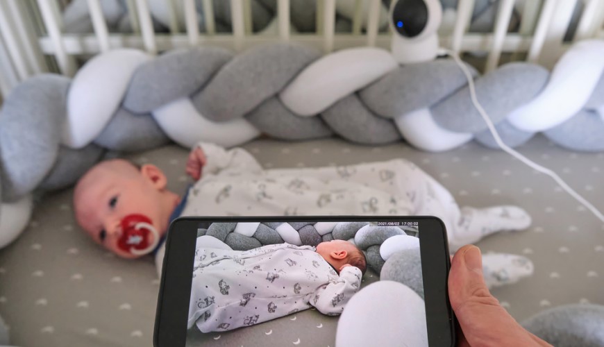sledovanie prenosu snímania dieťaťa v detskej postieľke IP kamerou v smartfóne