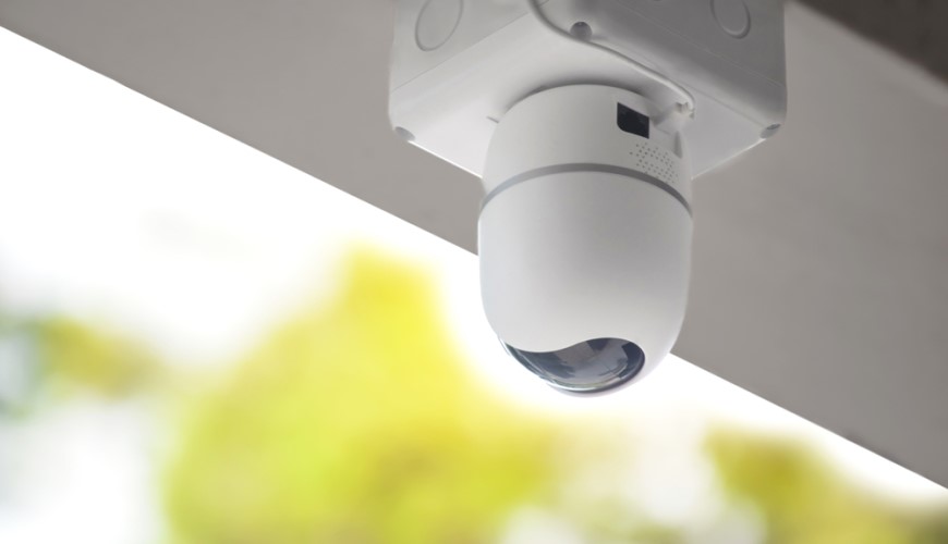 vonkajšia otáčacia IP kamera inštalovaná na strope
