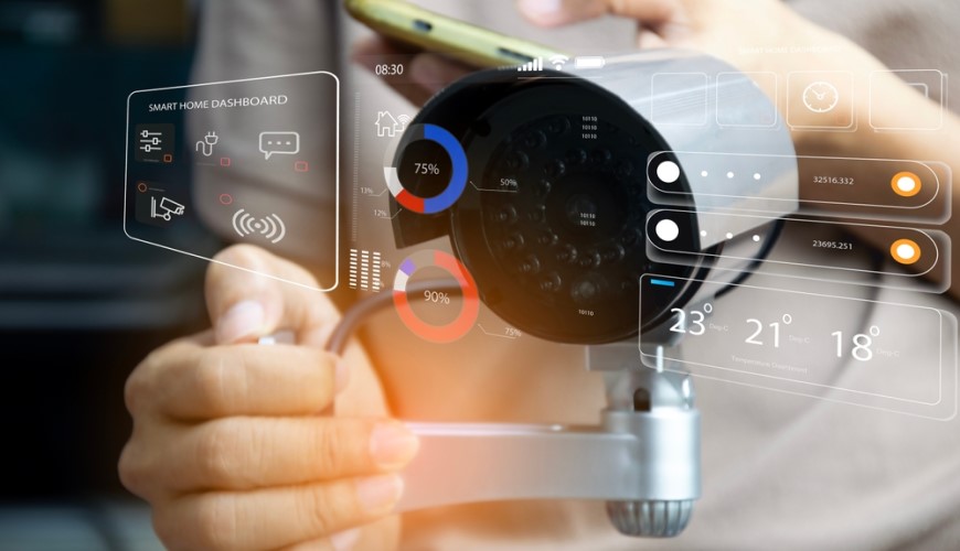 schéma fungovania Wi-Fi IP kamery, používateľ drží kameru a smartfón v ruke