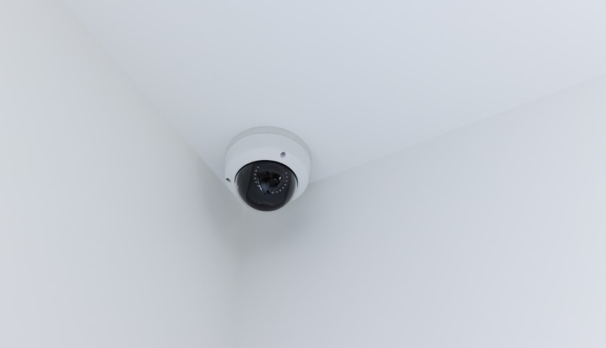 IP kamera s optickým zoomom inštalovaná na strope