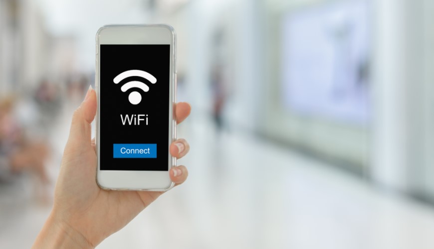 ilustrácia pripojenia na Wi-Fi cez telefón, telefón je v ruke