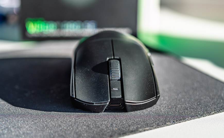 Herná myš Razer Viper V3 Pro SE – Našliapaná výzbroj pre FPS aj kompetitívne hry Herná myš Razer Viper V3 Pro SE spredu na podložke
