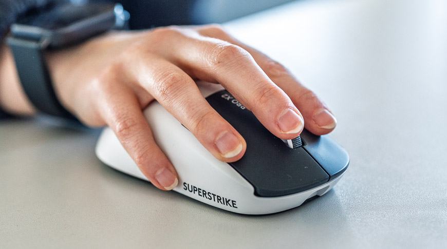 Ovládanie hernej myši Logitech G Pro X 2 SUPERSTRIKE rukou