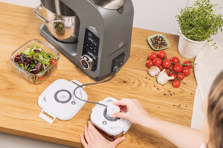 Kuchynský robot ETA Gratus Kuliner II Max: špičkový výkon a neprekonateľné príslušenstvo Kuchynský robot ETA Kuliner Max využívajúci integrovanú vakuovačku na odsávanie vzduchu z vakuovacích boxov ETA Vital Box na kuchynskej linke so zeleninou