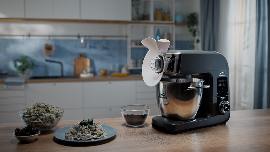 Kuchynský robot ETA Gratus Kuliner II Max: špičkový výkon a neprekonateľné príslušenstvo Kuchynský robot ETA Gratus Kuliner II Max s nasadeným mlynčekom na mak a hotovými cestovinami s makom na drevenej linke v modernej kuchyni