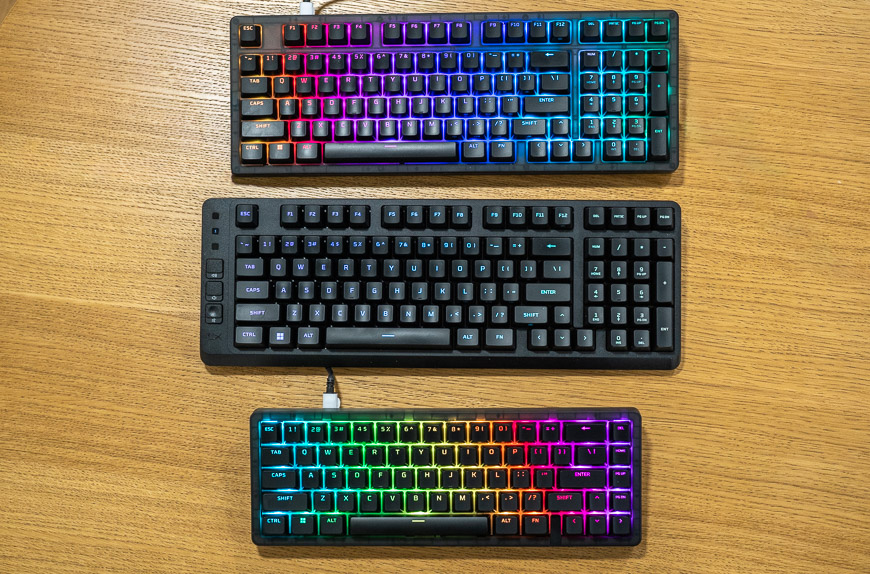Nové herné klávesnice HyperX: Tri RGB zbrane pre víťazstvo v hre Tri herné klávesnice HyperX položené na stole pre porovnanie.