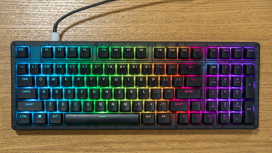 Nové herné klávesnice HyperX: Tri RGB zbrane pre víťazstvo v hre Klávesnica HyperX na drevenom stole.