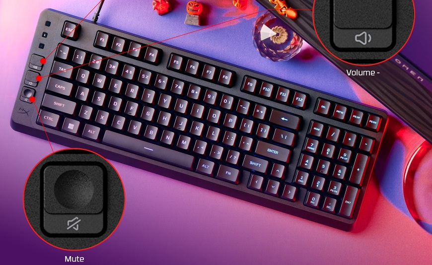 Nové herné klávesnice HyperX: Tri RGB zbrane pre víťazstvo v hre Nová herná klávesnica HyperX položená na stole.