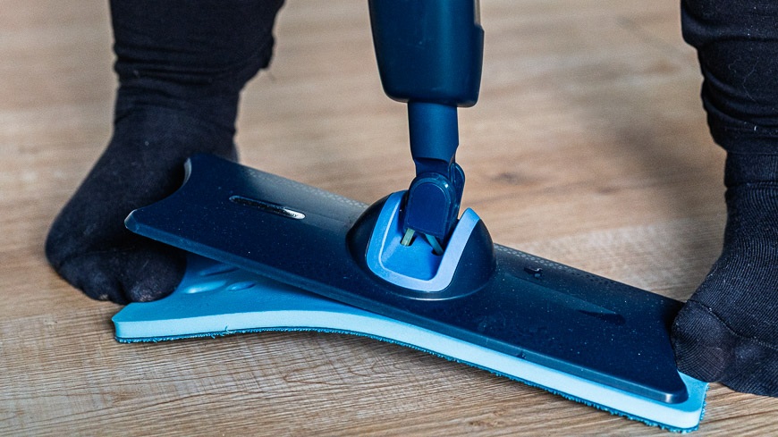 Oddelenie návleku od mopu Philips OneUp pomocou chodidiel