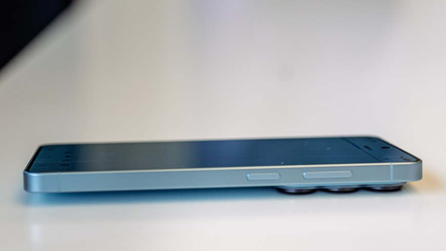 Samsung Galaxy S26 položený na stole.