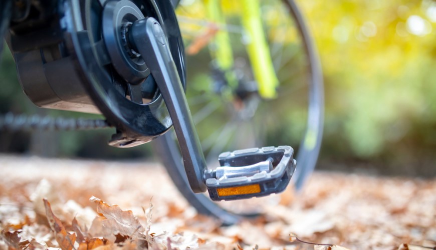 Ako vybrať elektrobicykel? detailný záber pedálu bicykla
