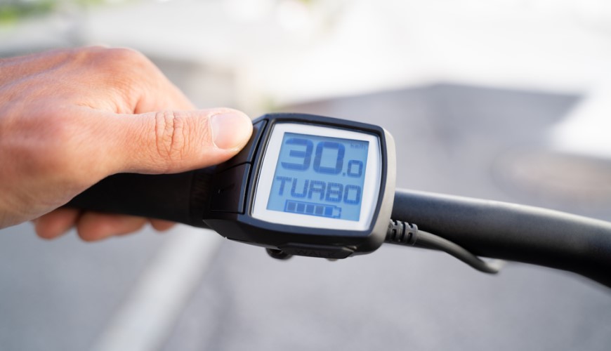 Ako vybrať elektrobicykel? displej na riadidlách elektrobicykla s údajmi o stave batérie, režime a rýchlosti