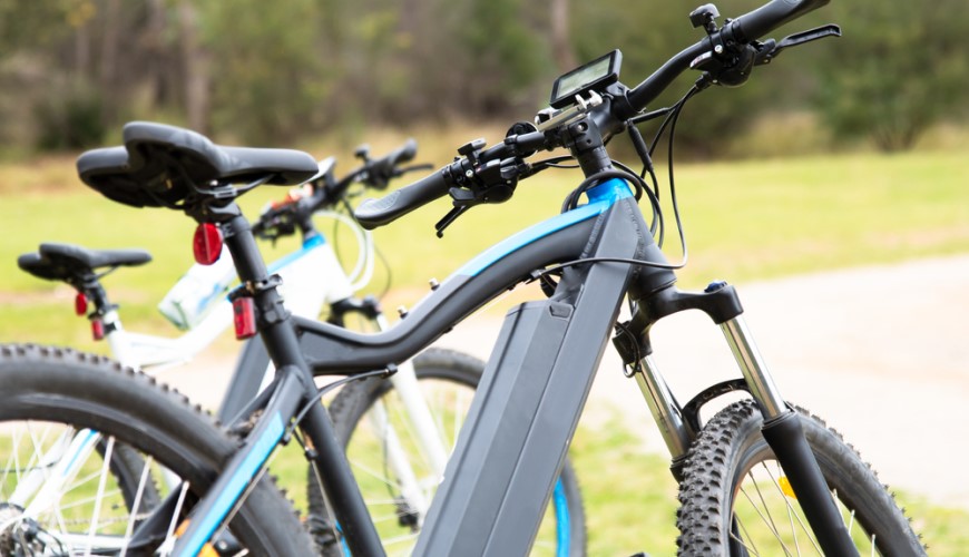 Ako vybrať elektrobicykel? elektrobicykle, detailný pohľad na konštrukciu rámu a zabudovanú batériu v strede
