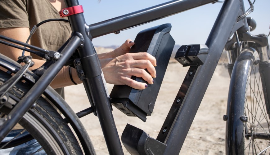 Ako vybrať elektrobicykel? detial vkladania batérie do elektrobicykla