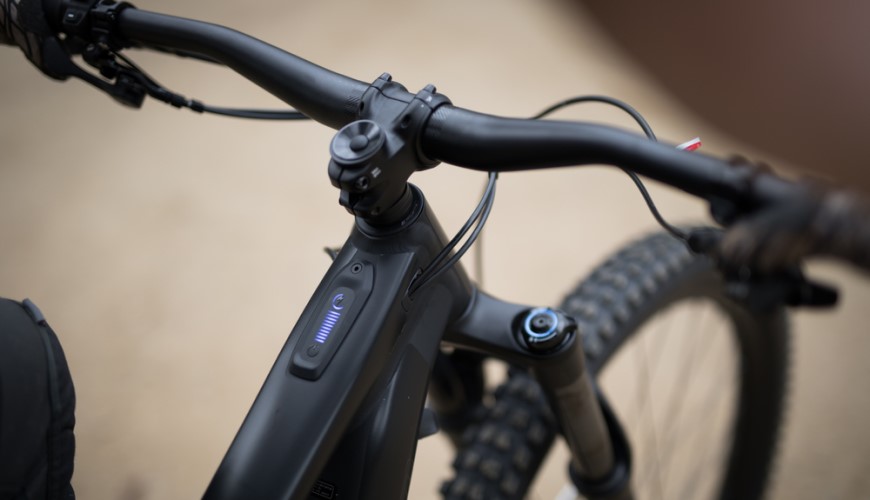 Ako vybrať elektrobicykel? detailný záber na riadidlá bicykla