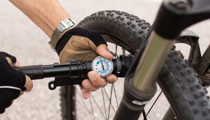 Ako vybrať elektrobicykel? dofukovanie kolies elektrobicykla pumpou s tlakomerom, detail