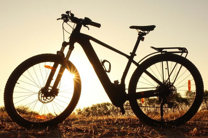 TOP dôvody, prečo si kúpiť elektrobicykel v NAY Elektrobicykel pri západe slnka.
