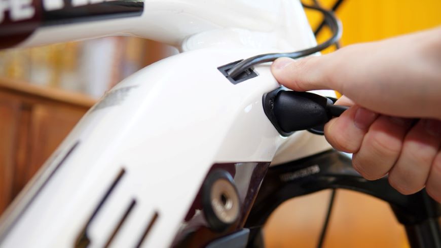Pripájanie elektrobicykla na nabíjačku.