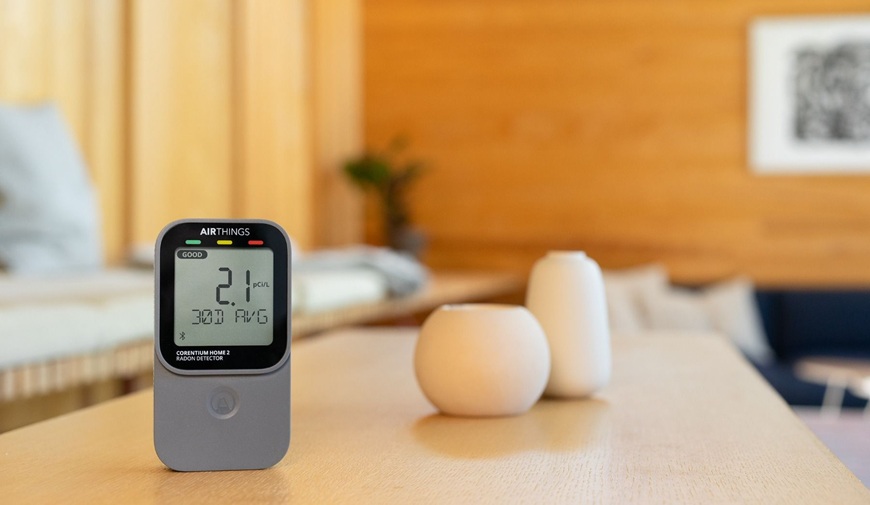 Zákerný radón potichu ničí naše zdravie. Airthings ponúkajú riešenie, ako ho odhaliť včas detektor radonu