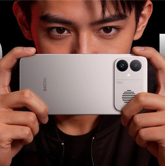 Redmi K90 Max: Nový kráľ herných telefónov? muž drží herný smartfón Redmi K90 Max pred tvárou zadnou stranou vpred