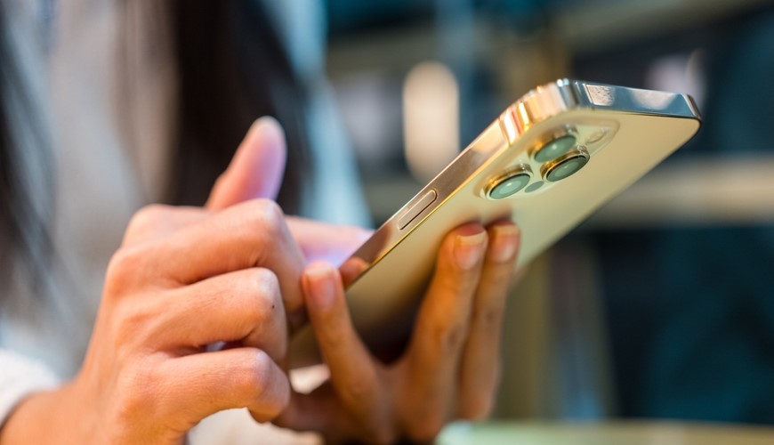Ako zablokovať telefón a telefónne číslo? detail zadnej strany iPhonu