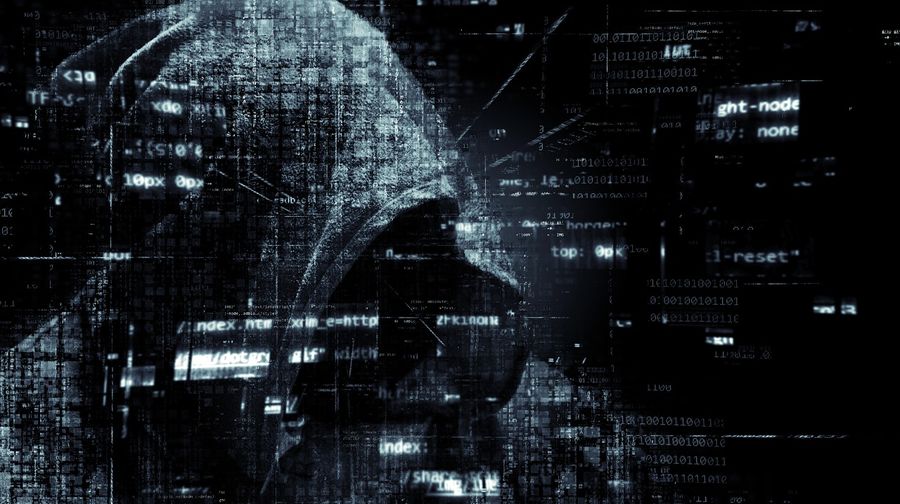 Ako zvládnuť bezpečnostné hrozby vo Windowse a Androide? obrázok ilustrujúci predstavu hackera, muža v kapucni za počítačom
