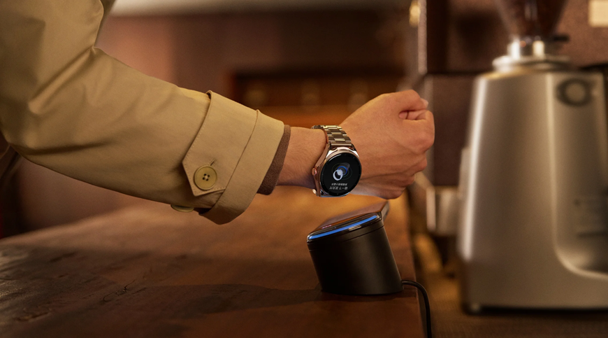 Huawei Watch Buds 2: Keď hodinky ukrývajú slúchadlá Muž platí hodinkami Huawei Watch Buds 2 v kaviarni.