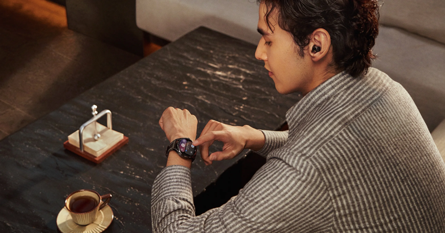 Huawei Watch Buds 2: Keď hodinky ukrývajú slúchadlá Muž s Huawei Watch Buds 2 sediaci za stolom.