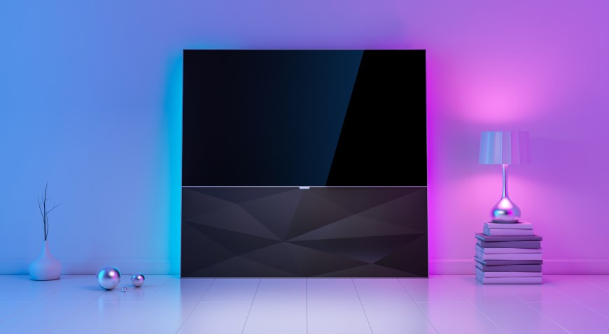 Najčastejšie televízne skratky a technológie LED televízor v obývačke s rúžovo fialovým podsvietením.