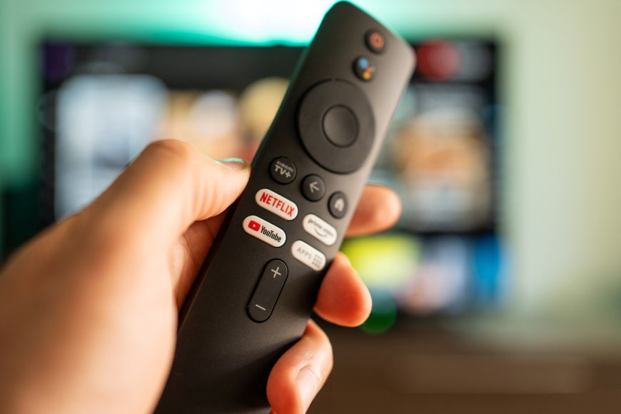 Najčastejšie televízne skratky a technológie Inteligentný ovládač v ruke.