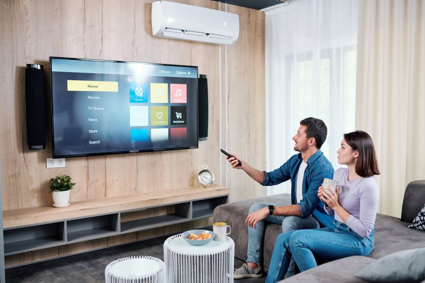 Najčastejšie televízne skratky a technológie Pár prepína nastavenia v televízore.