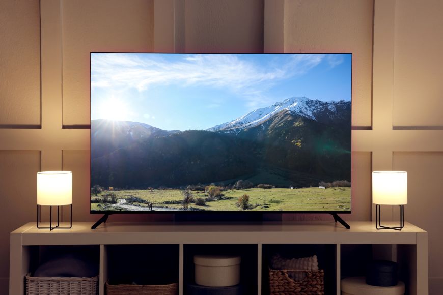 Najčastejšie televízne skratky a technológie Televízor zobrazujúci horskú krajinu.