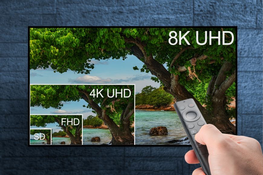 Najčastejšie televízne skratky a technológie Diaľkové ovládanie mieri na obrazovku 8K televízora.