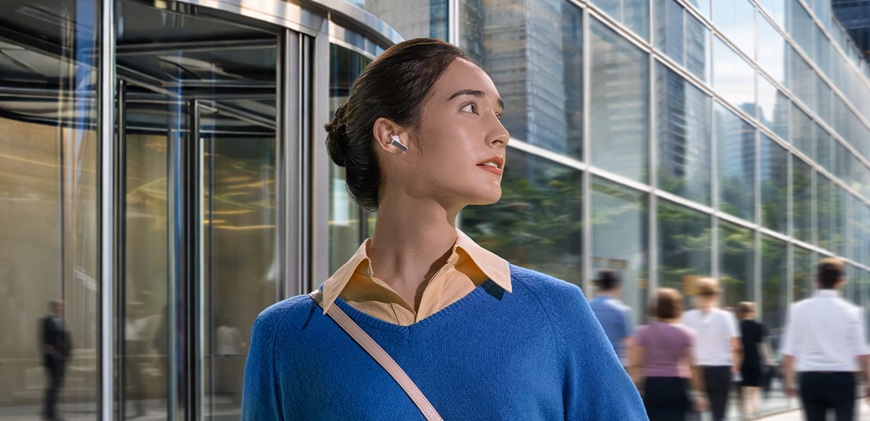 Predstavujeme dvojicu nových slúchadiel od Samsungu: Galaxy Buds4 a Buds4 Pro pod lupou dievča na ulici počúva Galaxy Buds4