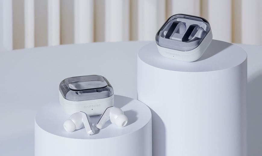 Predstavujeme dvojicu nových slúchadiel od Samsungu: Galaxy Buds4 a Buds4 Pro pod lupou vystavené slúchadlá Samsung Galaxy Buds4 na bielom podstavci