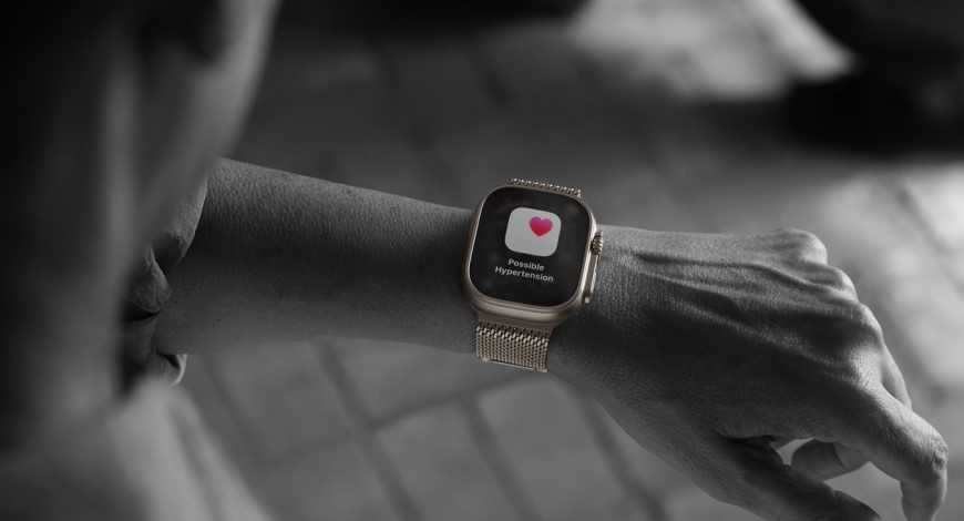 Prečo si zaobstarať Apple Watch? Žena pozerá na svoje zápästie, kde má Apple Watch s notifikáciou.
